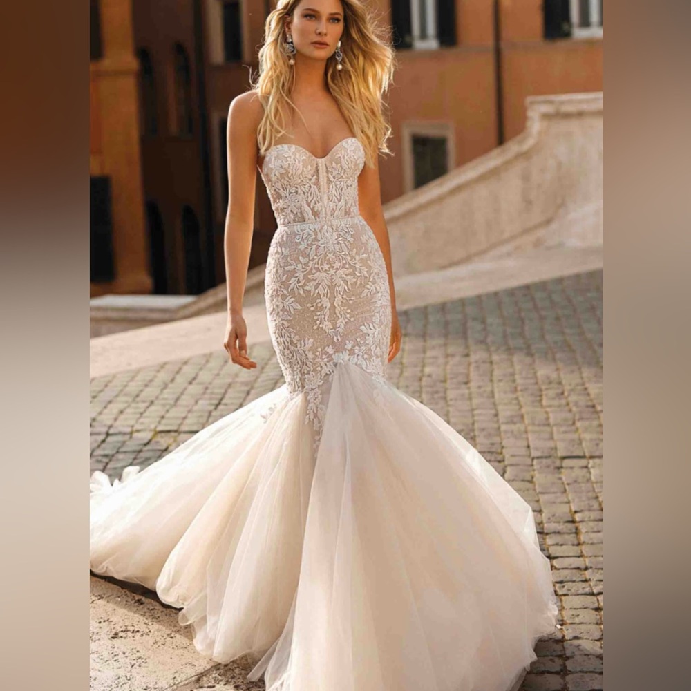 Berta privee wedding dress NEVER WORN OR ALTERED